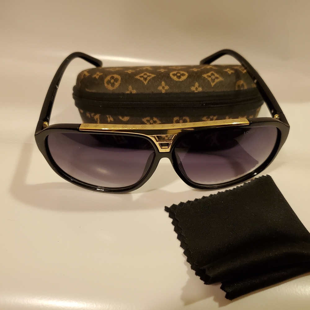 Sunglasses Louis Vuitton - Picture 2 of 8